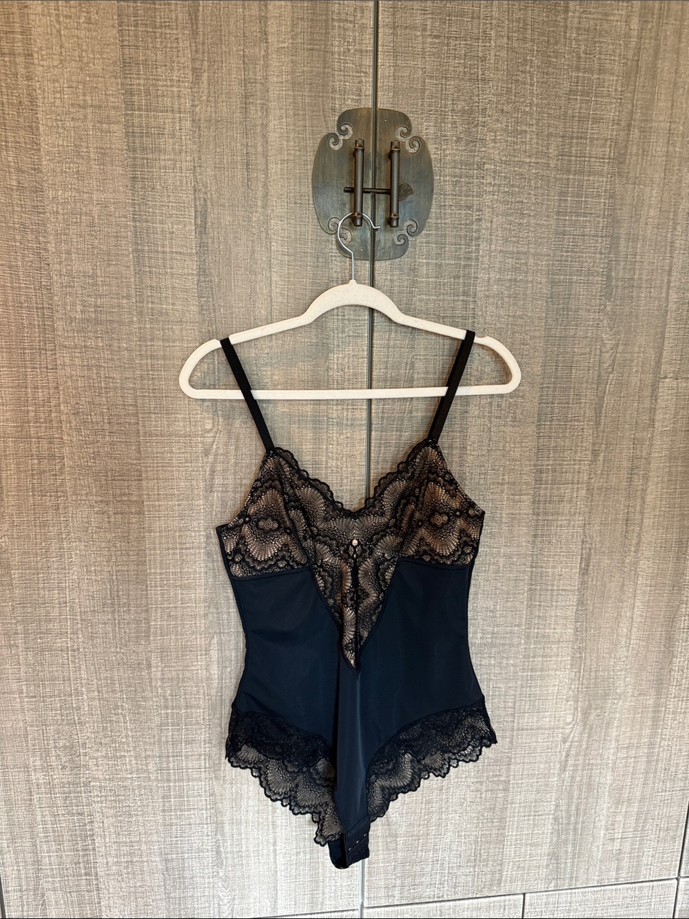 Pinsy Sculpting Lace Shapewear‎ Bodysuit